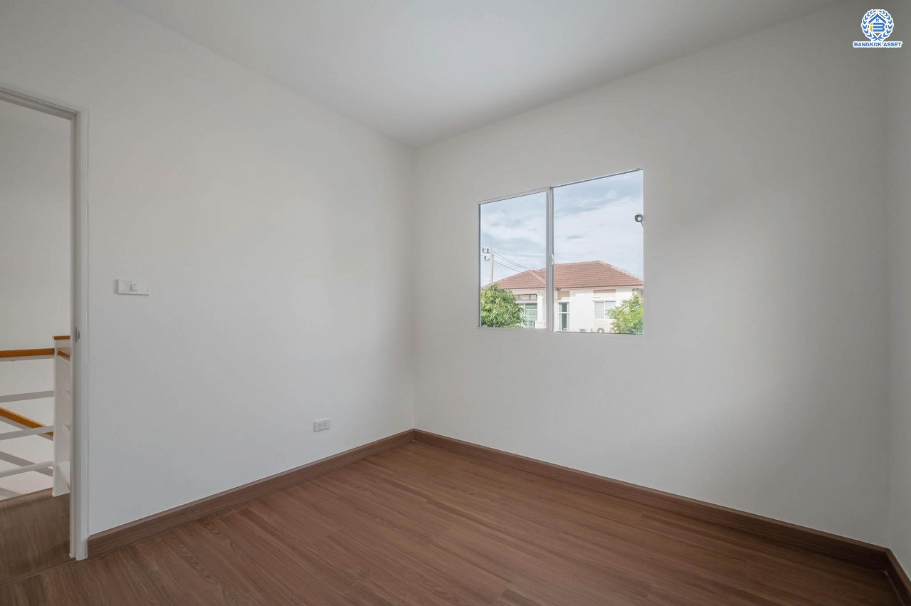 บ้านมือสองตกแต่งใหม่ โครงการ พฤกษาวิลเลจ10 บางใหญ่ หลังมุม เนื้อที่ 61 ตร.ว. ตอบโจทย์ทุกการอยู่อาศัย ฟังก์ชัน 3 ห้องนอน 2 ห้องน้ำ 1 ที่จอดรถ บรรยากาศเป็นส่วนตัว บนทำเลศักยภาพ เชื่อมต่อถนนกาญจนาภิเษก ใกล้เซ็นทรัลเวสต์เกต ทางด่วน "ศรีรัช" และรถไฟฟ้า "สถานีตลาดบางใหญ่"